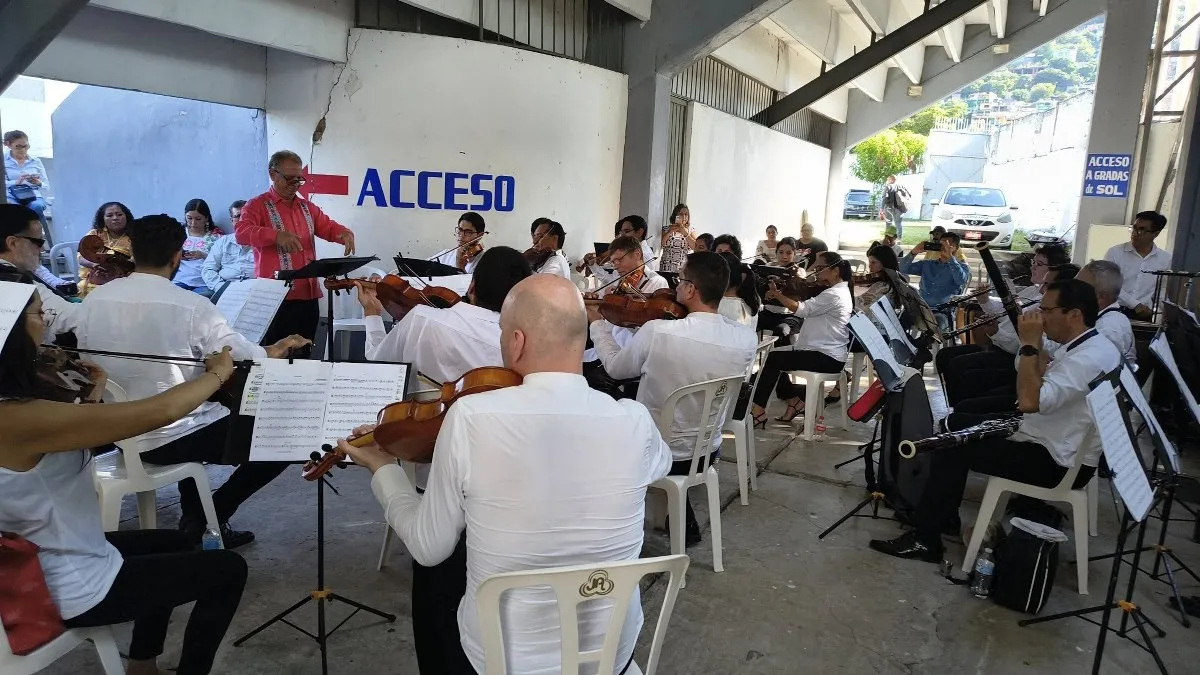 Orquesta Filarmónica de Acapulco: tocan bajo gradas en festival cultural de Iguala