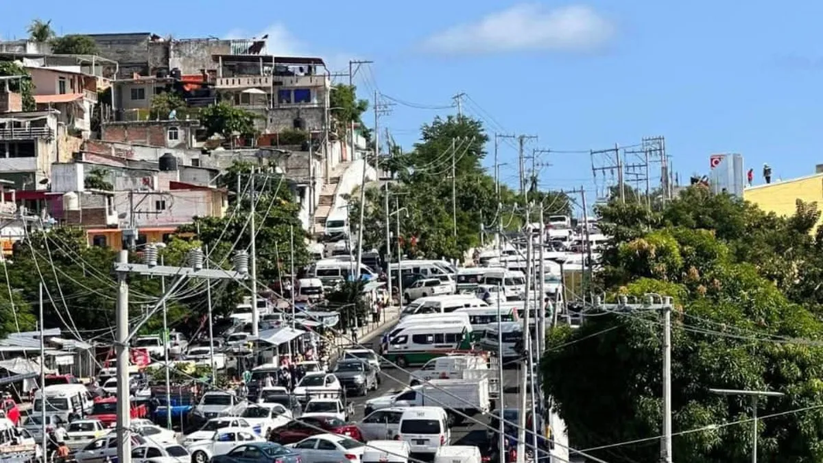 Bloquean urvaneros la Acapulco–Zihuatanejo a la altura de la Jardín