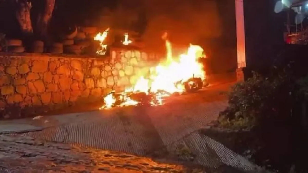 Taxistas queman motos de la policía de Guerrero en Taxco