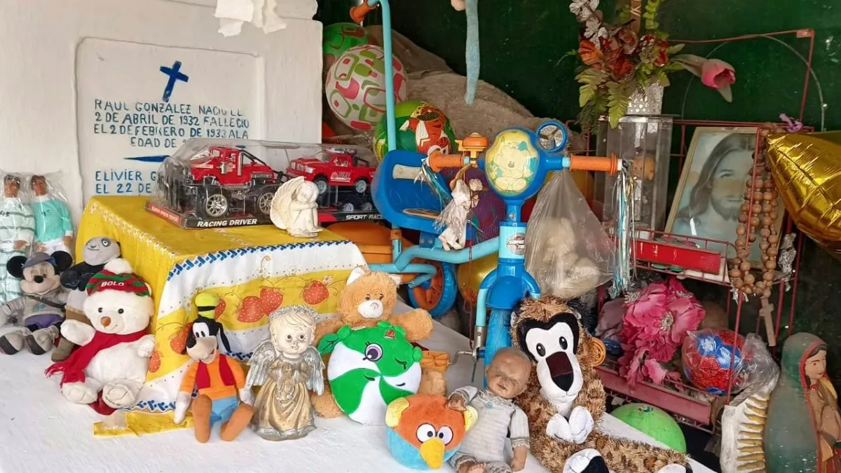 La tumba de Raúlito: el niño muerto en 1933 que hace 'milagros' en el panteón de Acapulco