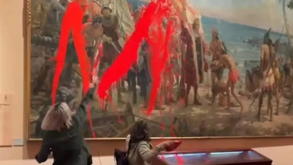 Activistas vandalizan obra de Cristóbal Colón en el Museo Naval de Madrid; denuncian "genocidio indígena"