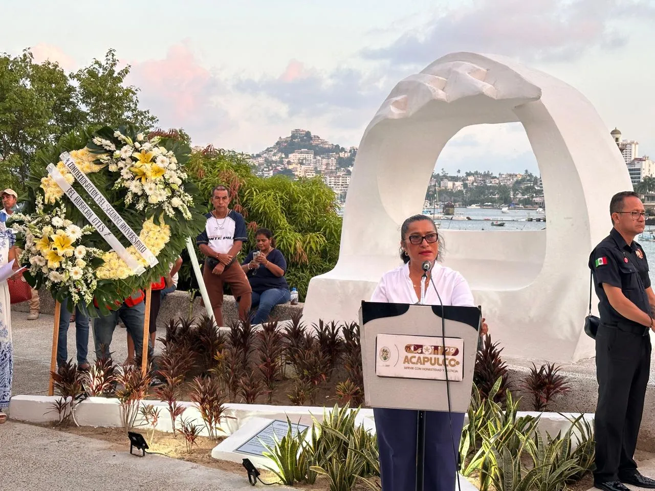 Honra Abelina López a víctimas de Otis y llama a construir un Acapulco más fuerte