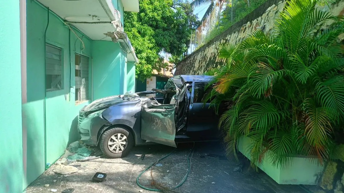 Auto cae dentro del Hospital Sagrado Corazón en Acapulco; dos personas resultan heridas