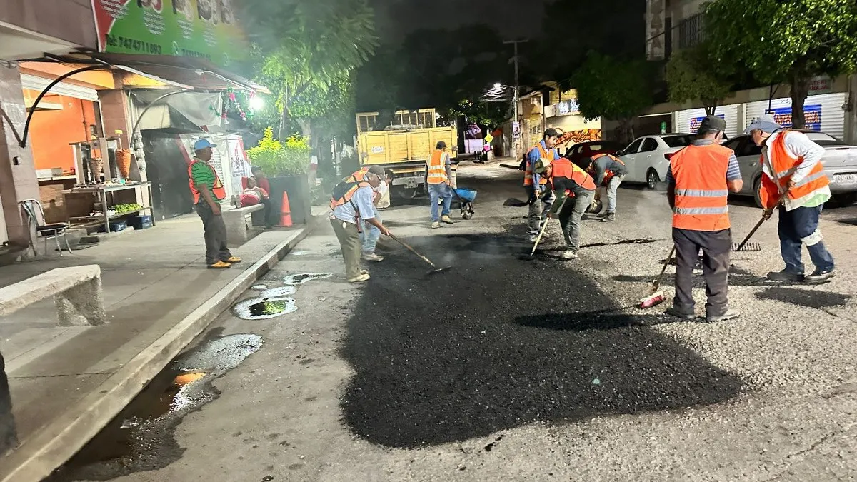 Refuerza Gustavo Alarcón programa nocturno de bacheo en el centro de Chilpancingo
