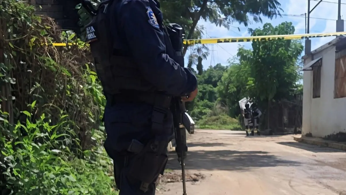 Hallan encajuelado con huellas de tortura en taxi abandonado en Acapulco