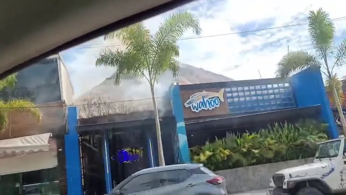 Sofocan incendio en restaurante Wahoo de la Costera de Acapulco