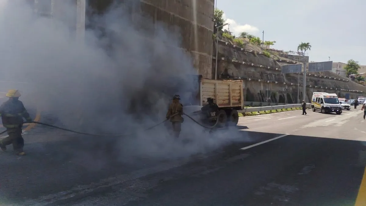 Se incendia camión de volteo cerca del Macrotúnel de Acapulco