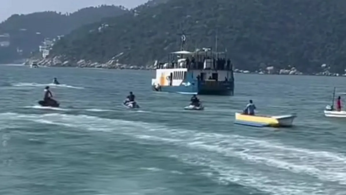 Bloquean con motos acuáticas y lanchas al Marinabús en Puerto Marqués de Acapulco
