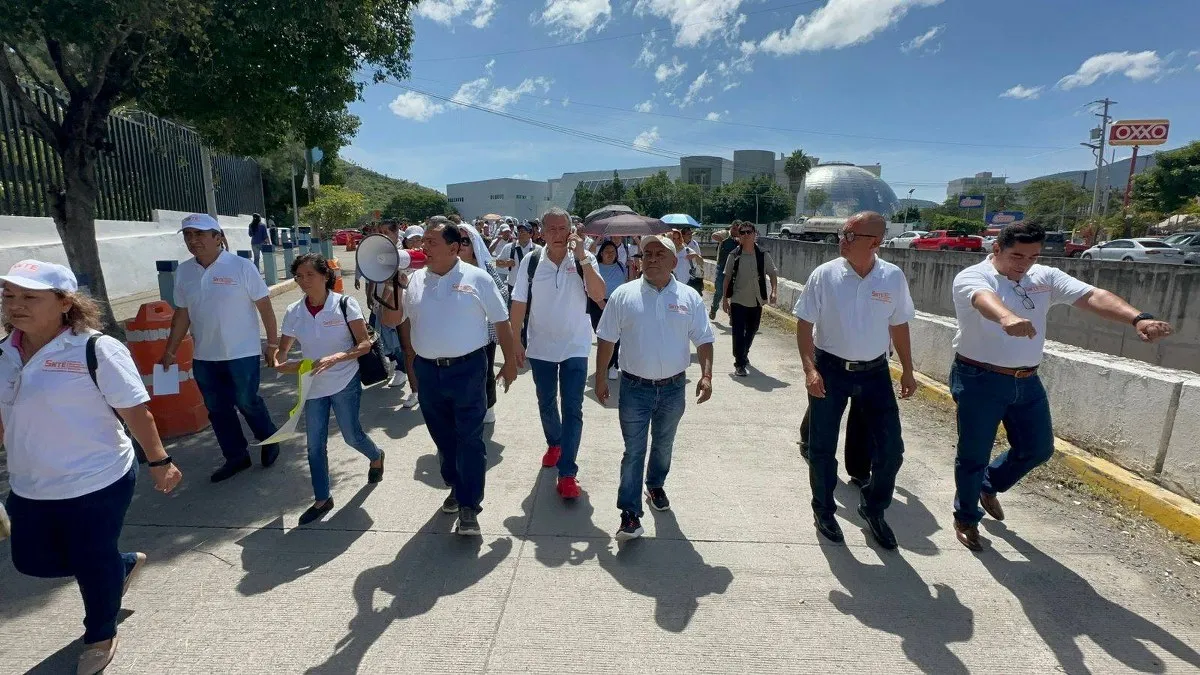 SNTE marcha en Chilpancingo; exige a la SEG resolver más de 600 trámites pendientes
