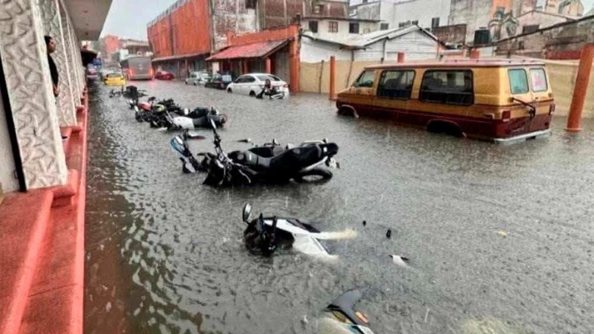 Inundaciones y vehículos varados deja “Raymond” en Zihuatanejo