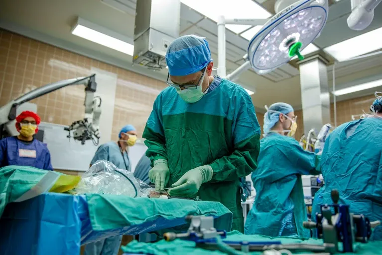 Implantan en humanos un chip cerebral que convierte pensamientos en voz