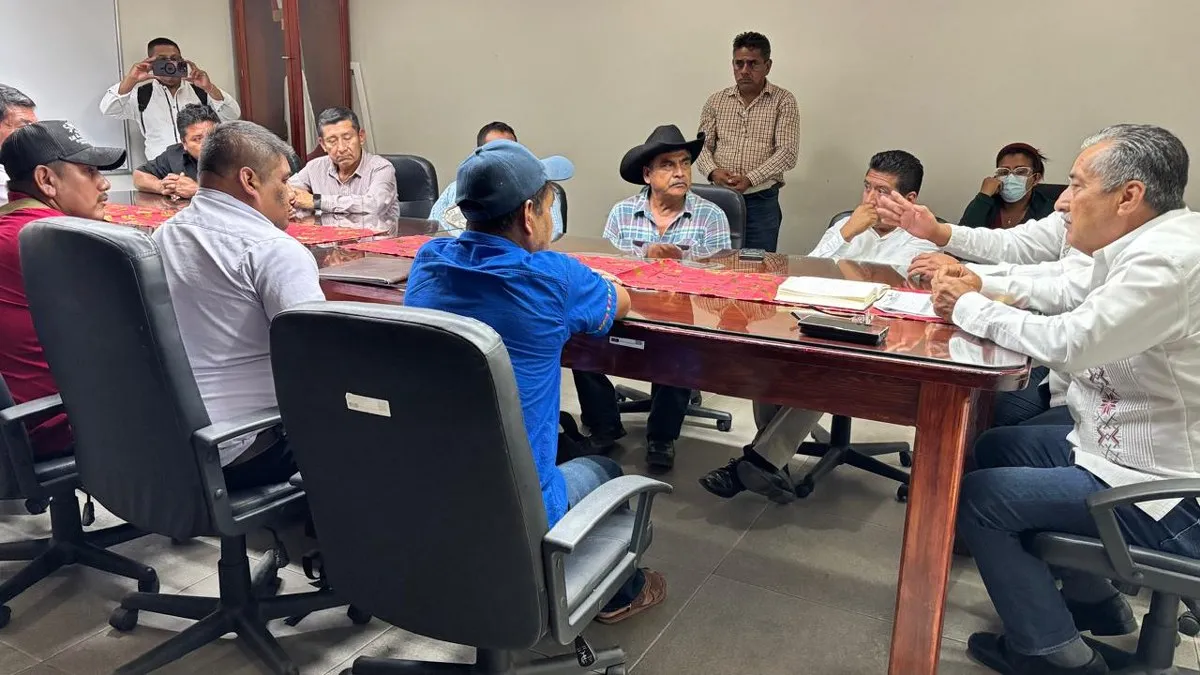 Gobierno de Guerrero atiende demandas de obras carreteras de San Luis Acatlán