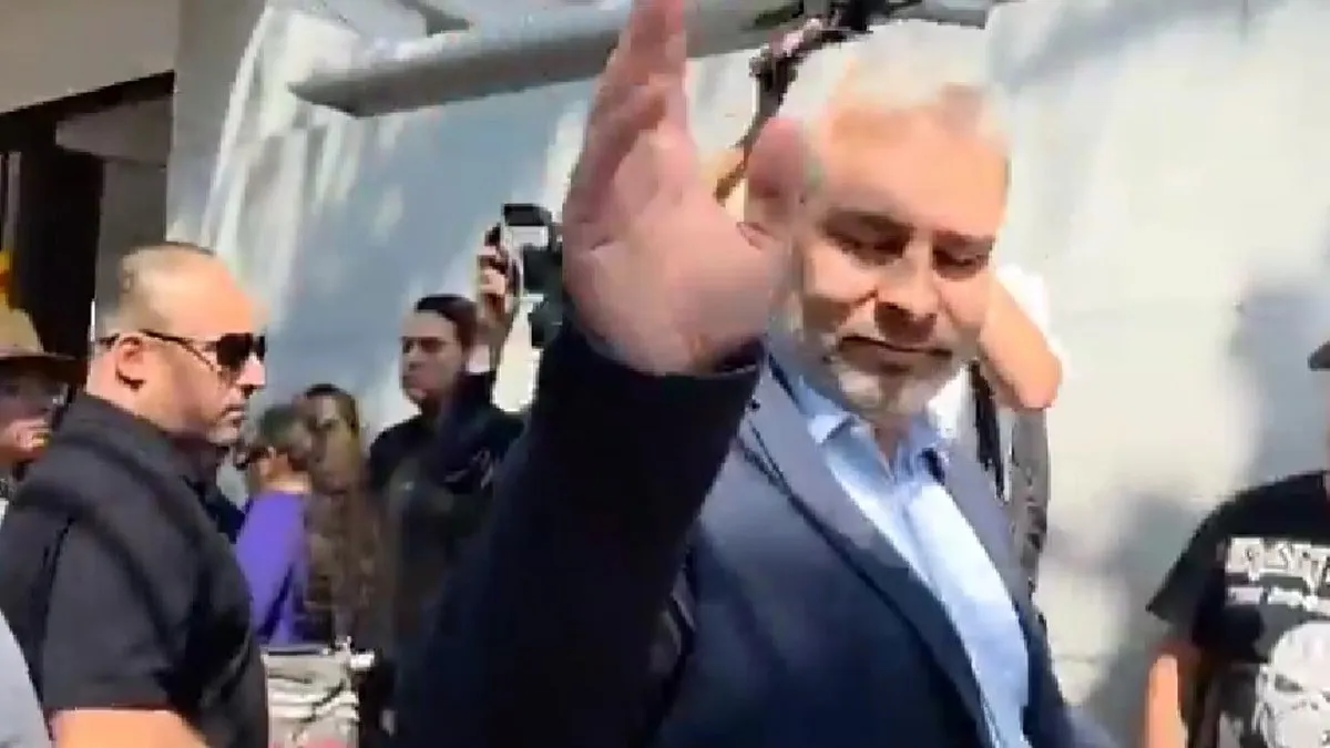 Tunden a Ramírez Bedolla en velorio del alcalde asesinado de Uruapan