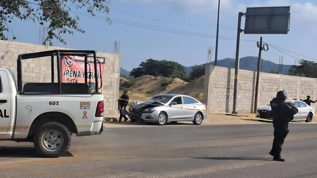 Conductor atropella y mata a dos motociclistas en El Quemado de Acapulco