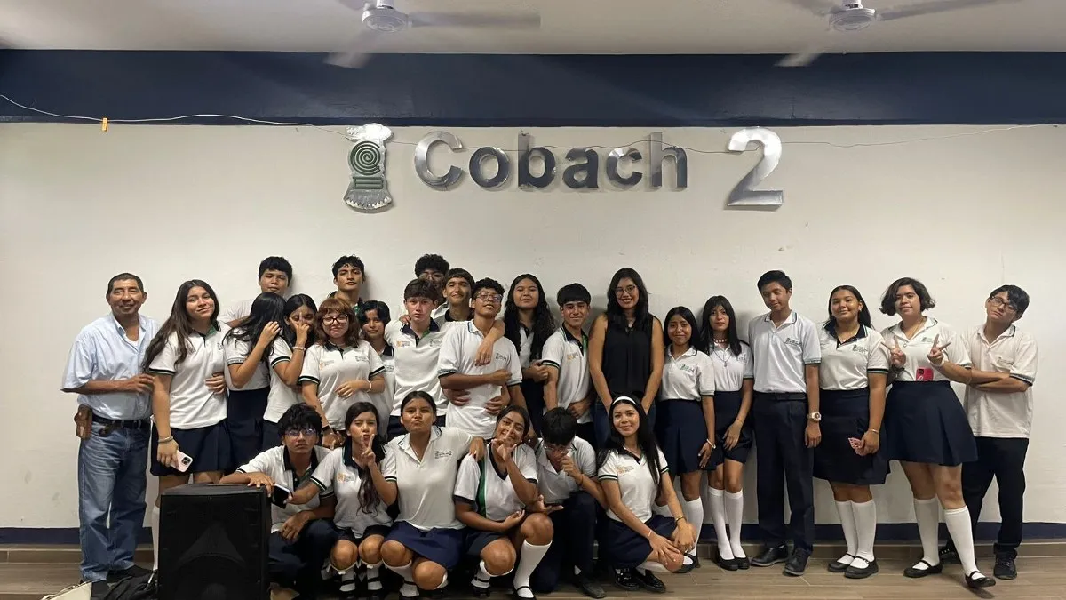 Edarty Ramírez comparte su trabajo literario con estudiantes de Acapulco