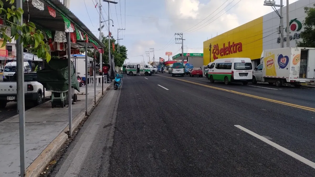 Urvaneros bloquean carretera Acapulco–Zihuatanejo por presuntos abusos policiacos