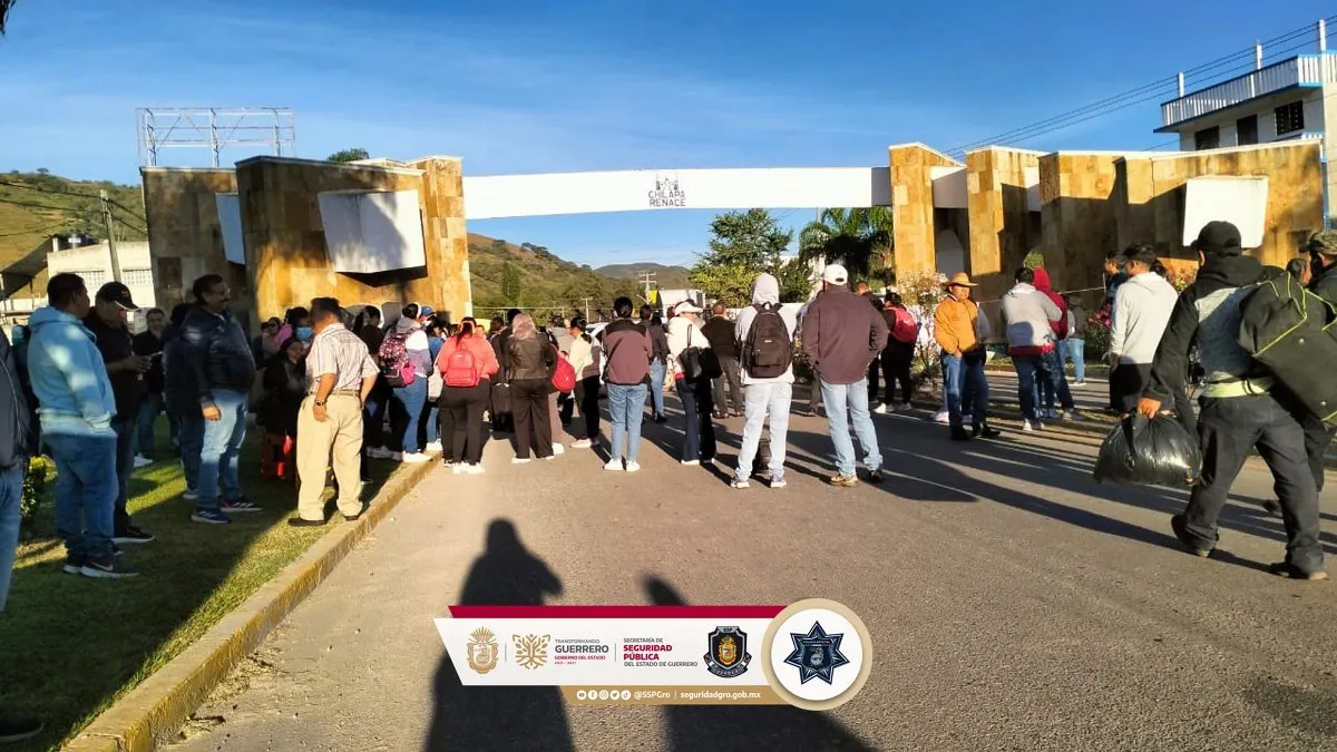 Padres y maestros bloquean la carretera Chilpancingo–Chilapa por falta de docentes