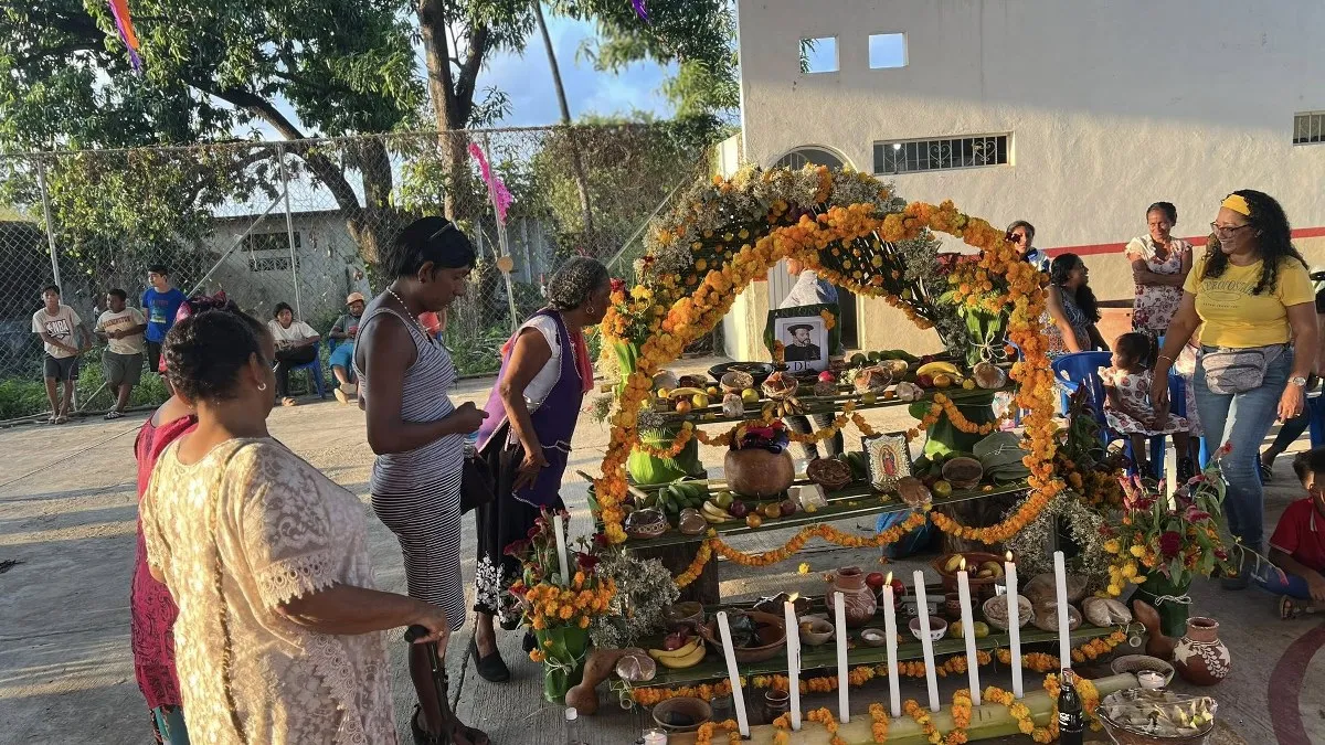 Escuelas de San Nicolás preservan tradiciones del Día de Muertos