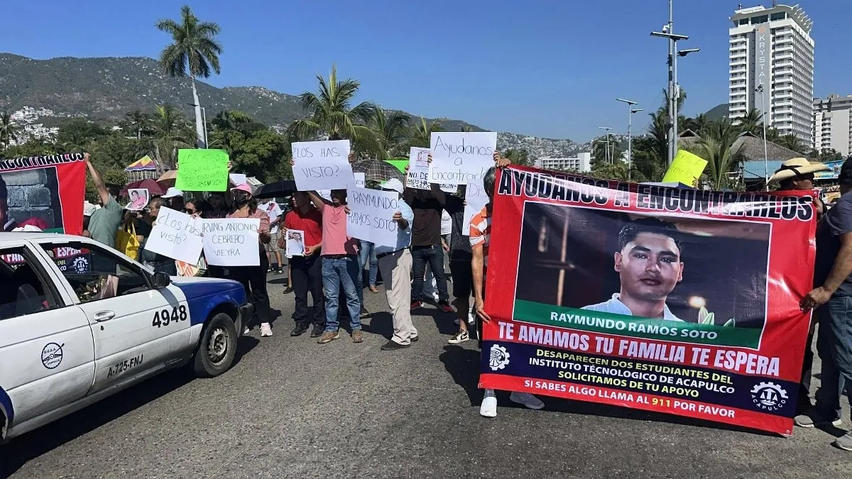 Bloquean la Costera para exigir búsqueda de tres estudiantes del Tecnológico de Acapulco
