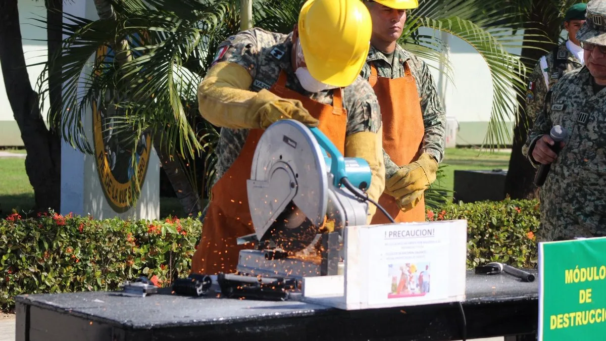 Destruyen en Acapulco más de 200 armas decomisadas