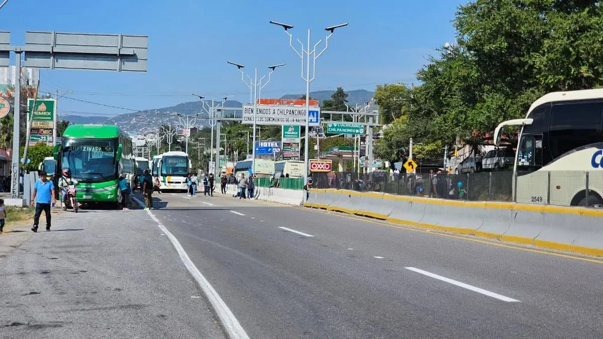 Ayotzinapa paraliza dos horas la Autopista del Sol en la capital de Guerrero