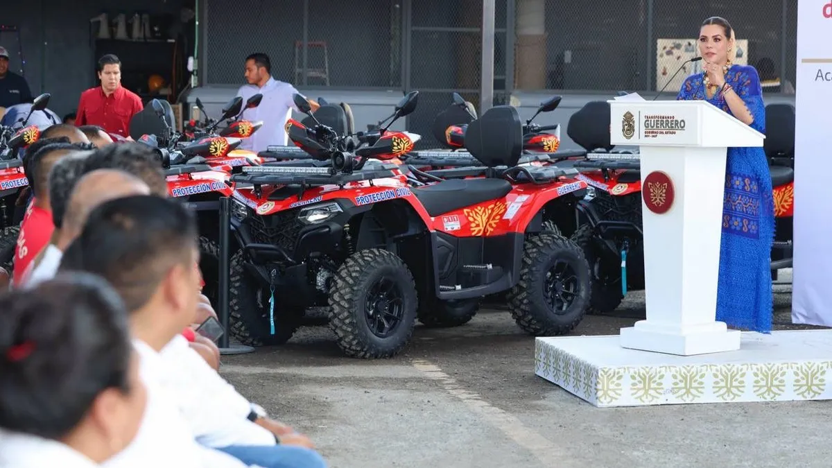 Gobierno de Guerrero entrega ambulancias y vehículos a Protección Civil en Acapulco