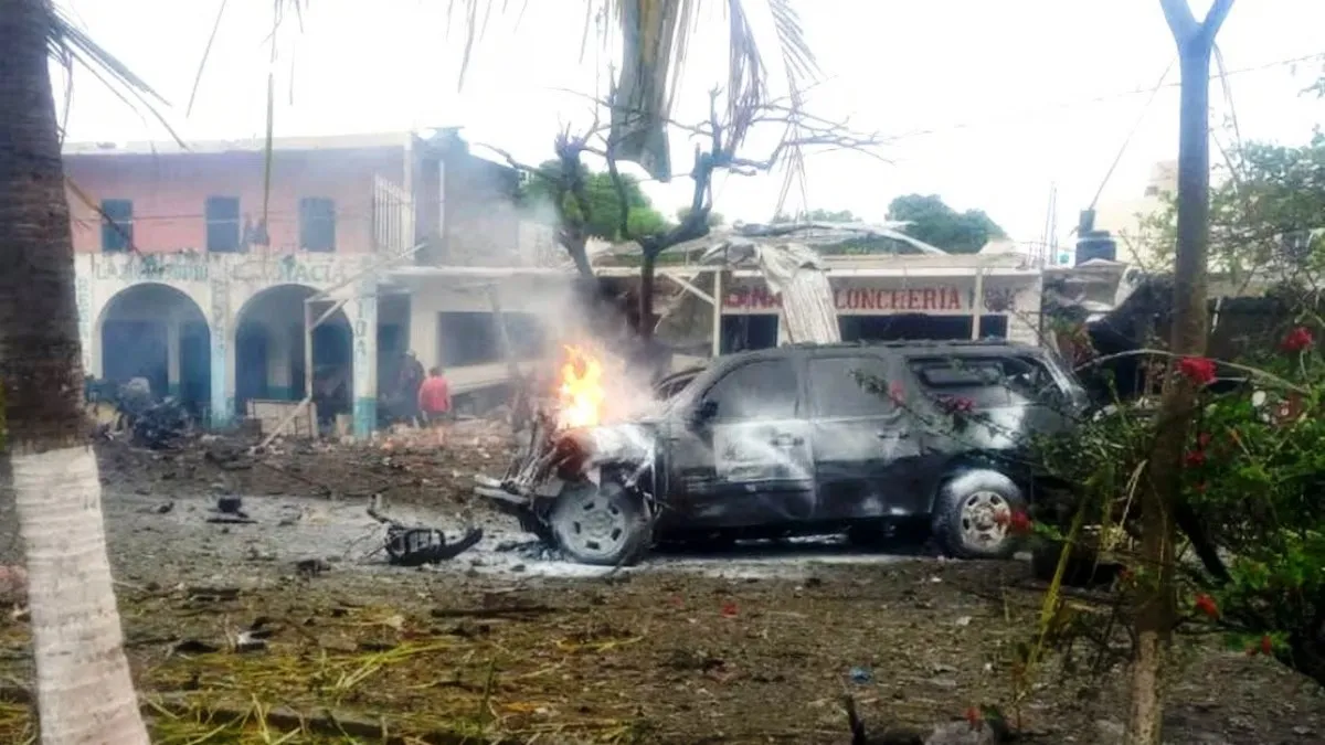 Explosión de vehículo con explosivos deja un muerto y 10 heridos en Coahuayana, Michoacán