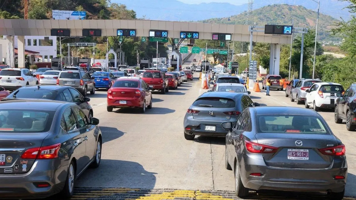 Vacaciones de fin de año abarrotan accesos carreteros a Acapulco