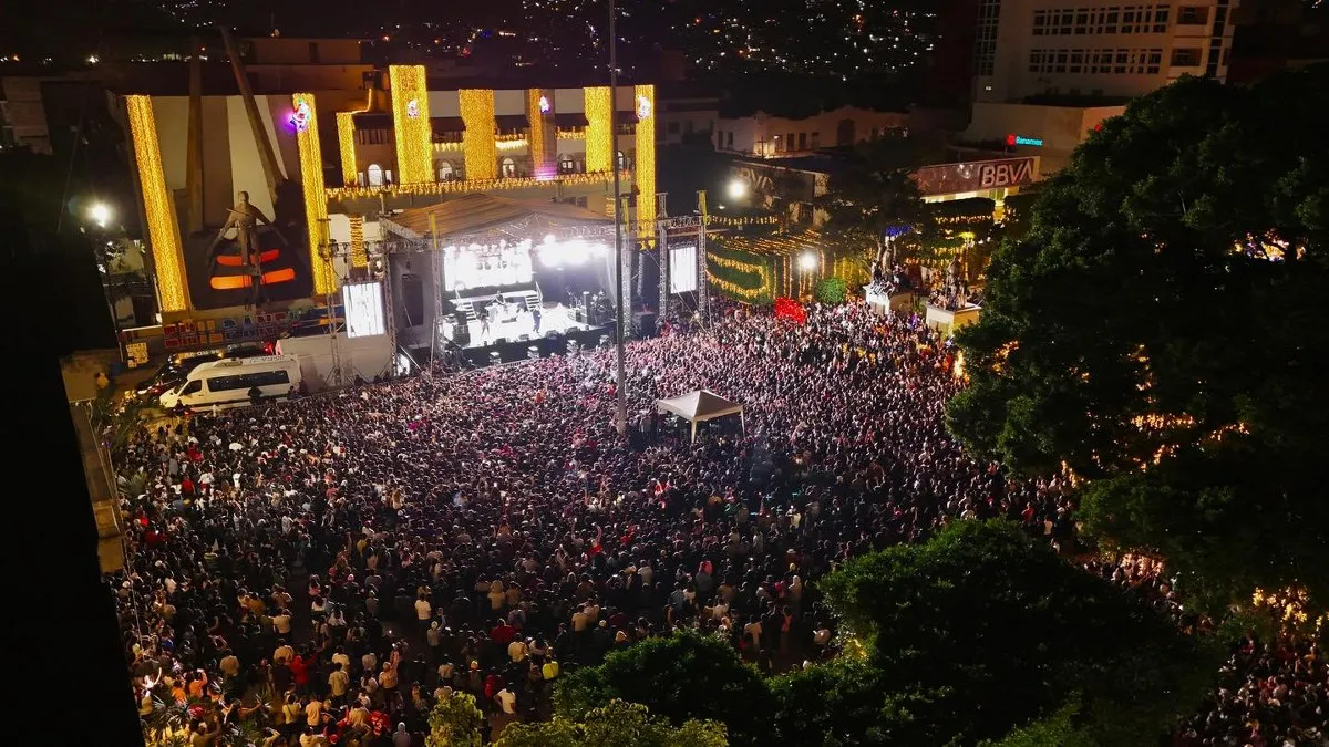 El Malilla llena el zócalo y abre el Teatro del Pueblo en Chilpancingo