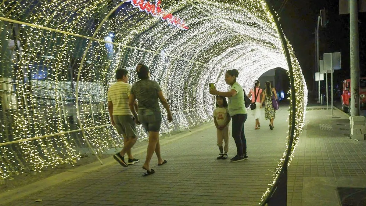 Gobierno de Guerrero coloca luminarias navideñas en Zona Diamante y Costera de Acapulco