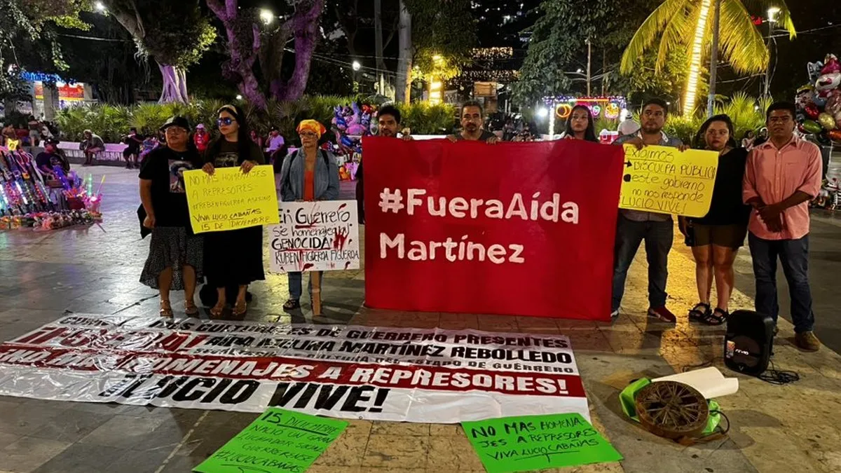 Activistas protestan en el Zócalo de Acapulco por homenaje a Rubén Figueroa