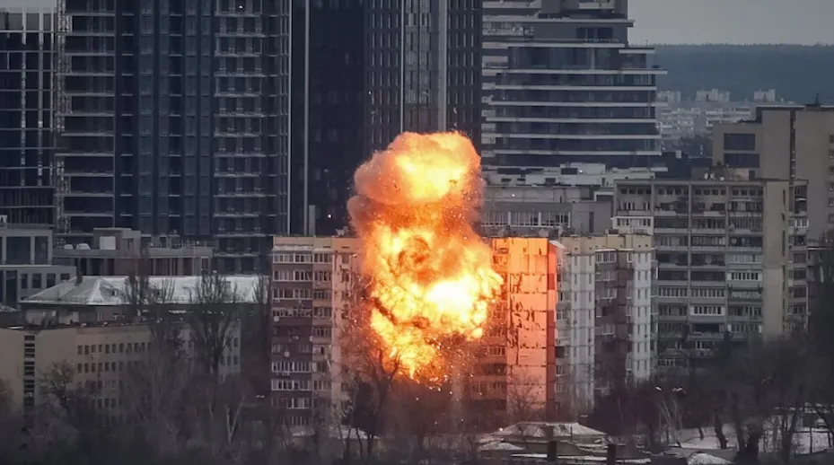 Ataque masivo ruso deja muertos en Ucrania antes de reunión Zelenskiy-Trump