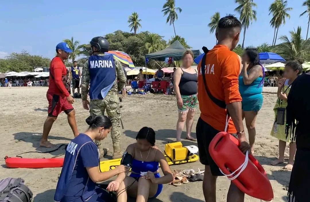 Cuatro bañistas son rescatados de morir ahogados en Playa Linda, Ixtapa