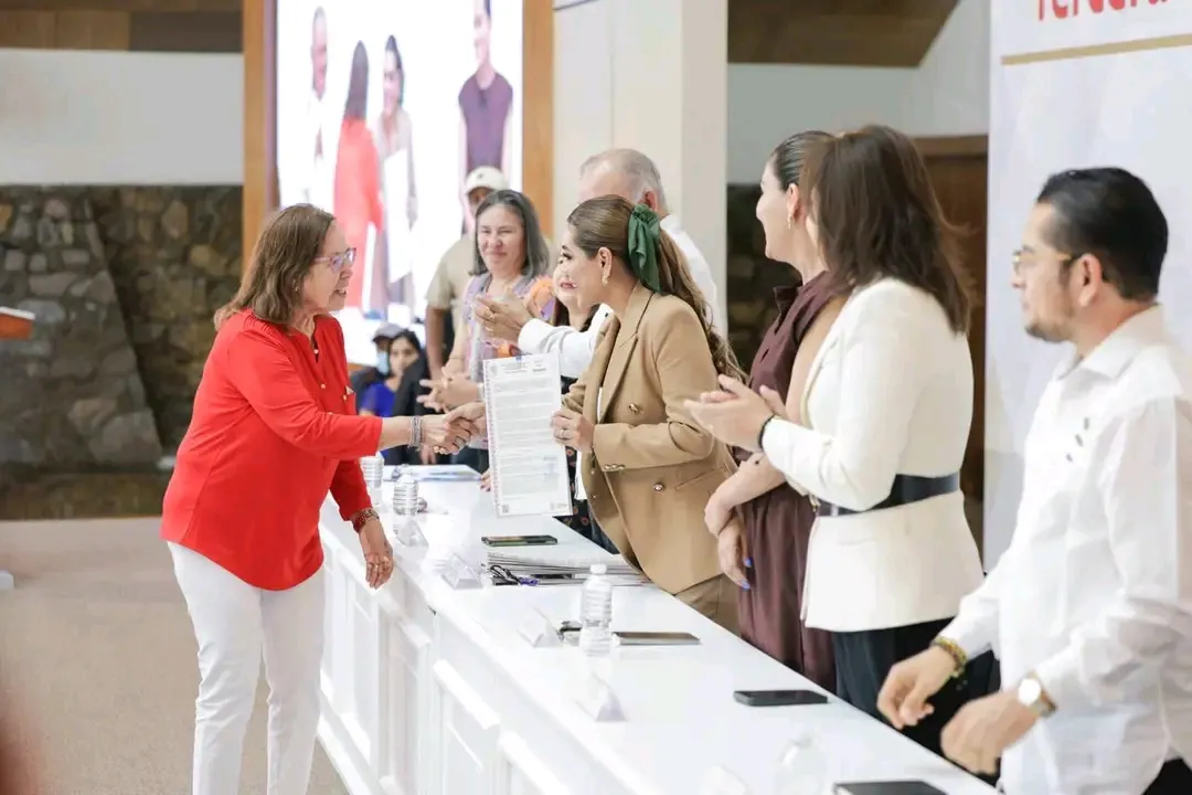 Evelyn Salgado entrega 163 títulos de propiedad a familias de Guerrero