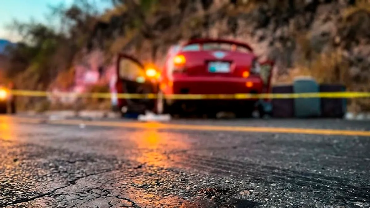 Dos fallecidos tras impacto de Jetta en tramo Zumpango–Iguala