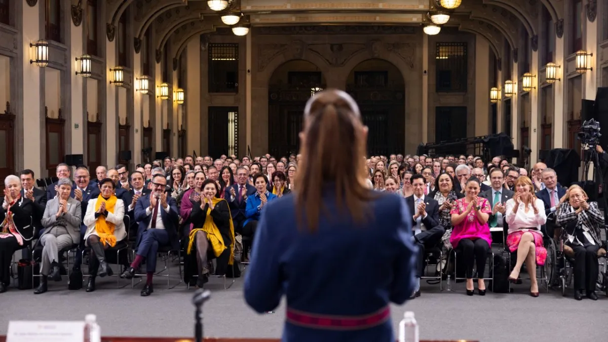 Ni petróleo ni gobiernos ajenos: Sheinbaum rechaza la injerencia de EU en Venezuela