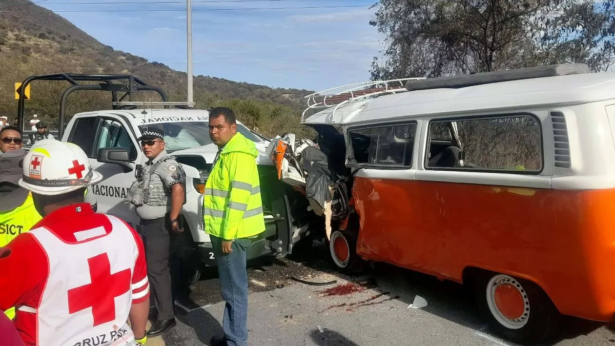Mueren dos mujeres tras choque entre combi y patrulla de la GN en Pilcaya
