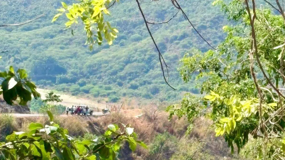Volcadura en Coyuca de Benítez deja dos mujeres muertas y siete heridos