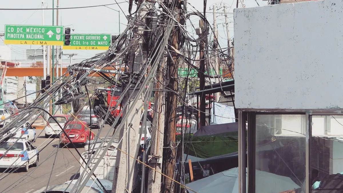 Congreso de Guerrero aprueba reforma para eliminar cables viejos en calles