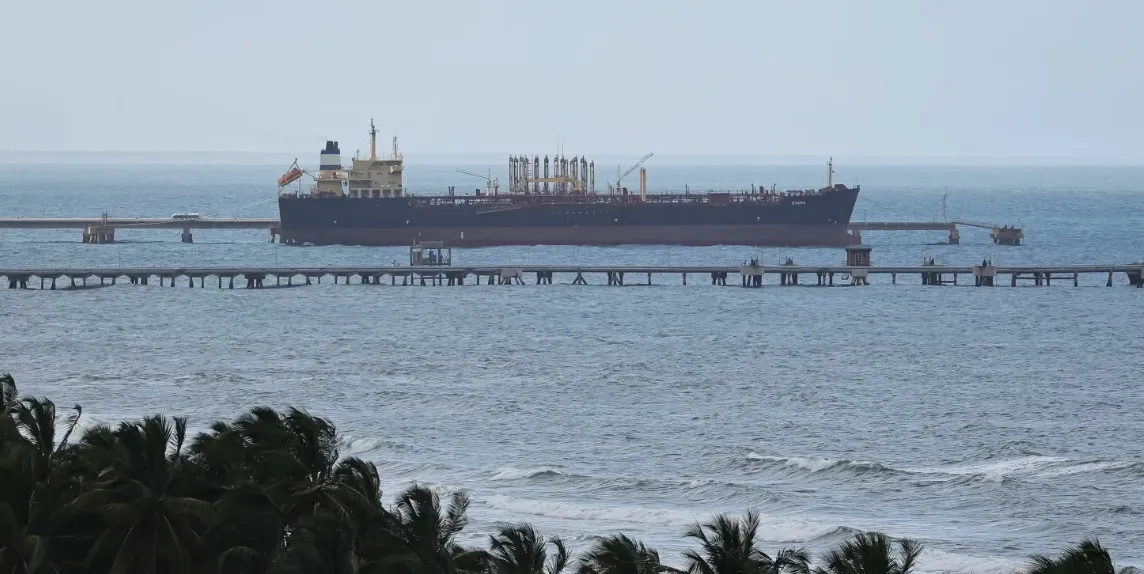 Trump anuncia acuerdo para que Venezuela venda hasta 50 millones de barriles de petróleo a EU