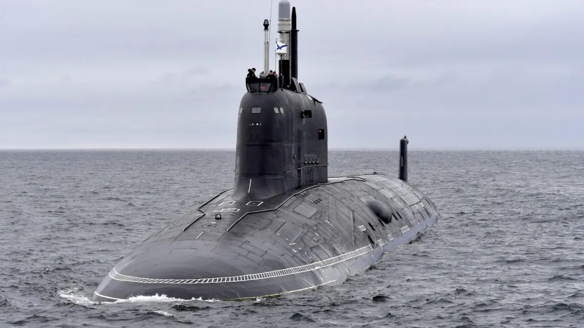 Submarino ruso escolta a buque petrolero sancionado por EU y tensiona el Atlántico