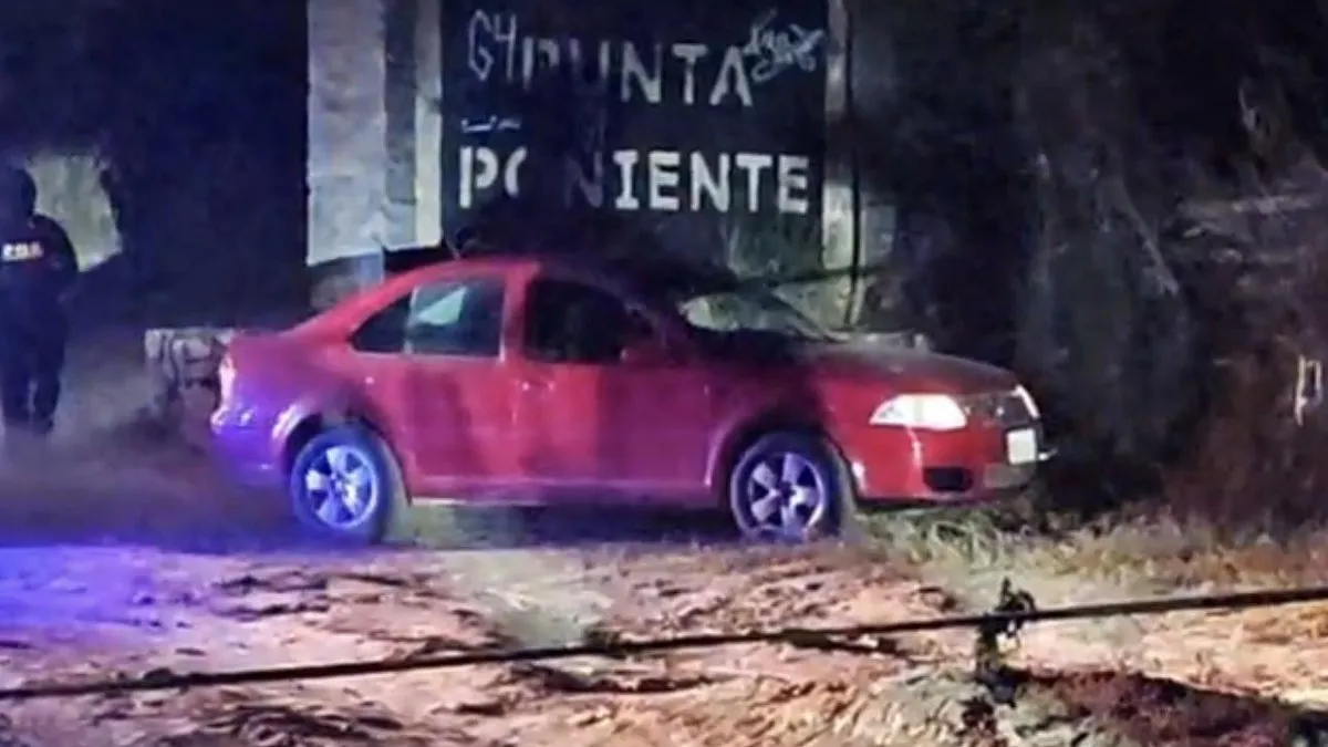 Hallan a hombre sin vida junto a un Jetta rojo en Chilpancingo