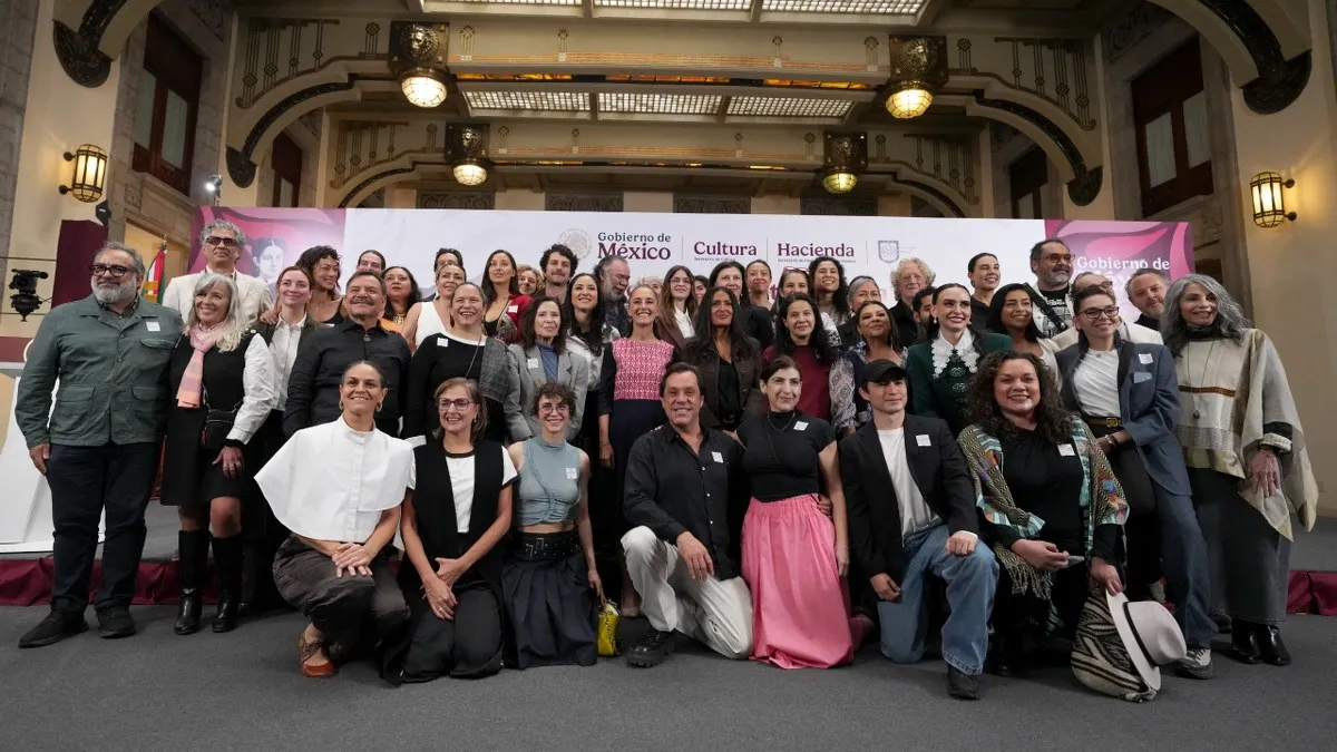 Salma Hayek celebra estímulo fiscal al cine y afirma: “quizá lo que no teníamos era esta presidenta”