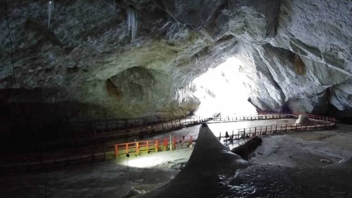 La caverna de hielo donde hallaron el microbio.