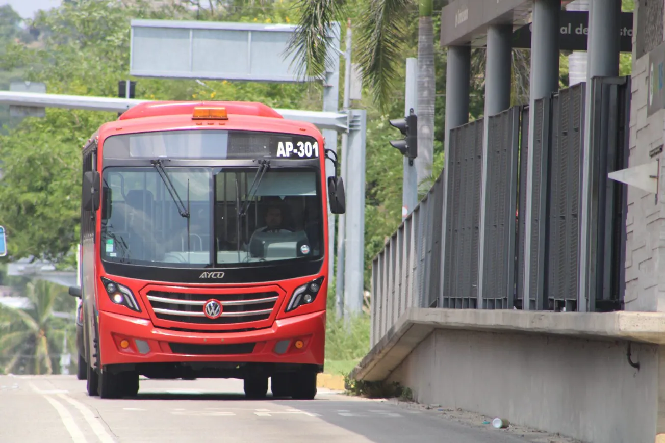 Suspende Acabús servicio en Acapulco tras jornada de violencia por muerte de "El Mencho"