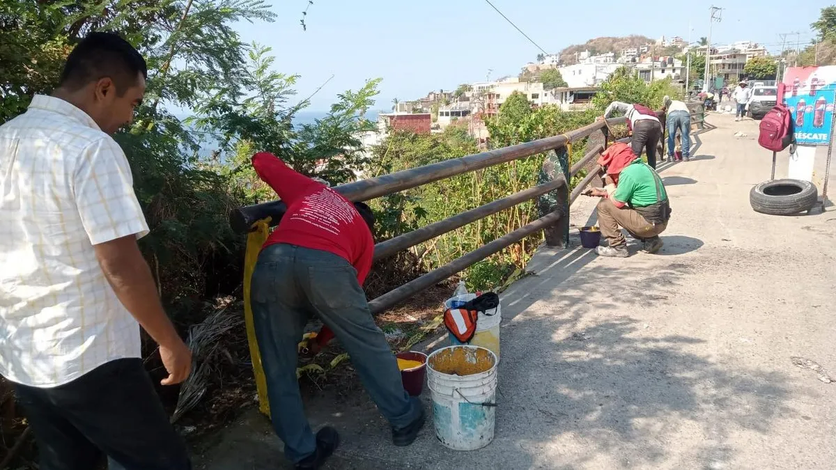 Rehabilitan barandal y pintan cruces en vialidades de Acapulco