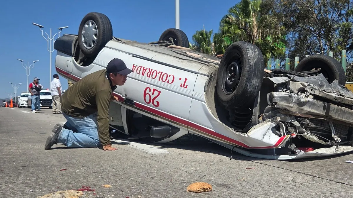 Por exceso de velocidad vuelca taxi de Tierra Colorada en Chilpancingo