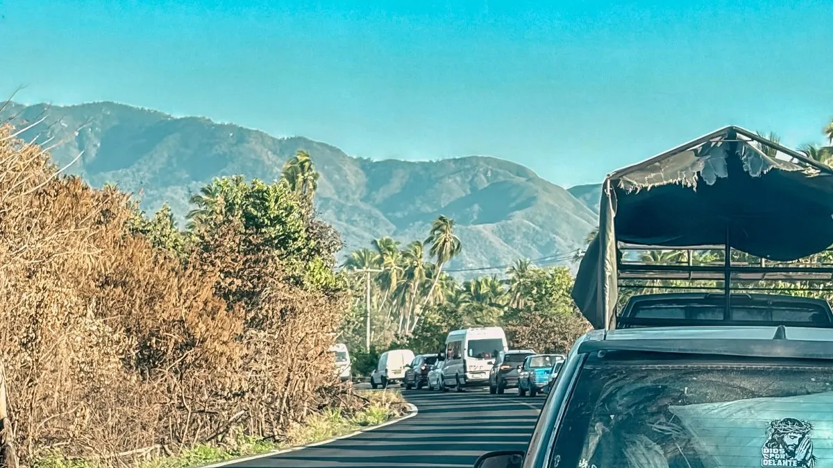 Mototaxistas bloquean la Acapulco–Zihuatanejo a la altura de Bajos del Ejido