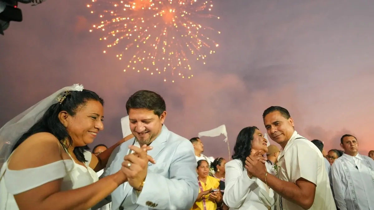 Con música y brindis, 250 parejas frente al mar en Acapulco