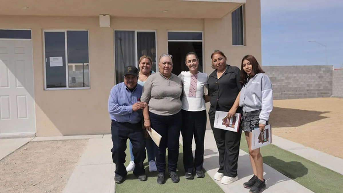 Sheinbaum entrega viviendas en Juárez, NL, y perfila programa federal de 1.8 millones de casas